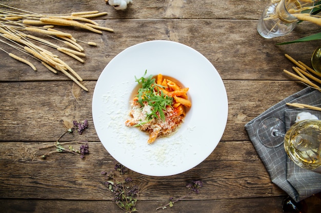 Vue de dessus sur les pâtes penne arrabbiata sur table en bois