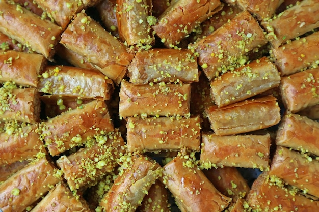 Vue de dessus des pâtisseries Baklava garnies de pistaches hachées