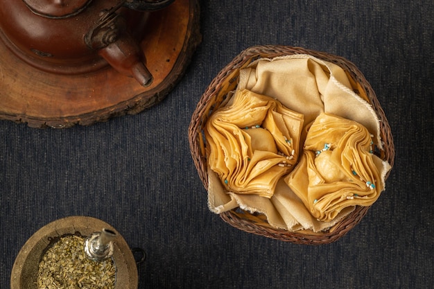 Photo vue de dessus des pâtisseries frites farcies de coing avec yerba mate et une bouilloire cuisine argentine typique