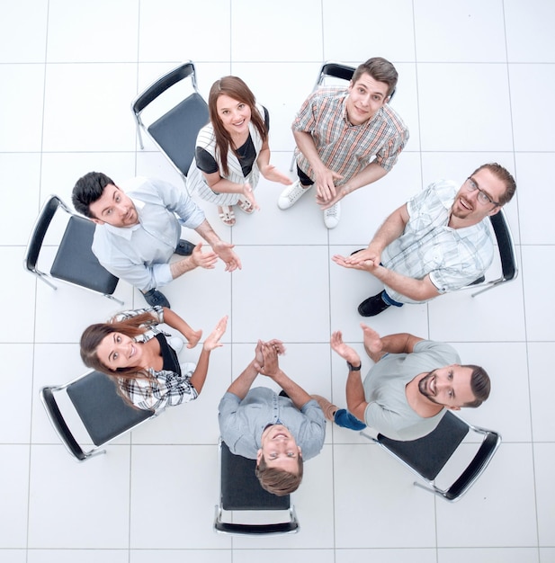 Vue de dessus le patron et l'équipe commerciale applaudissent avant le briefing le concept de travail d'équipe