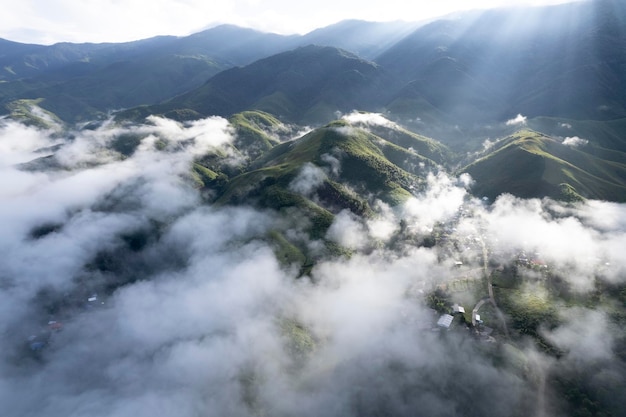 Vue de dessus Paysage de brume matinale avec couche de montagne à Sapan nan thaïlande