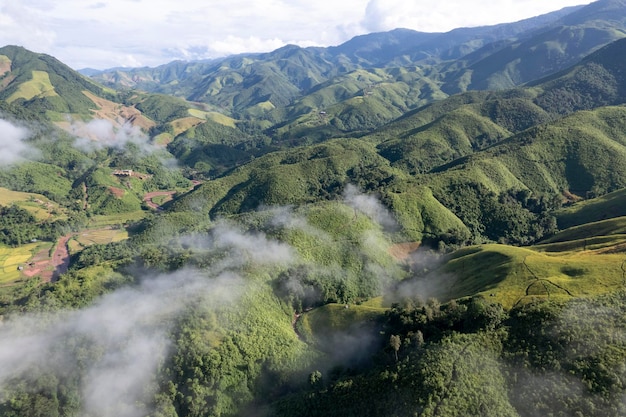 Vue de dessus Paysage de brume matinale avec couche de montagne à Sapan nan thaïlande