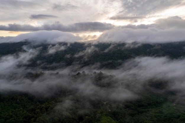 Vue de dessus Paysage de brume matinale avec couche de montagne