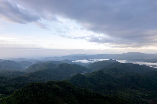 Vue de dessus Paysage de brume matinale avec montagne