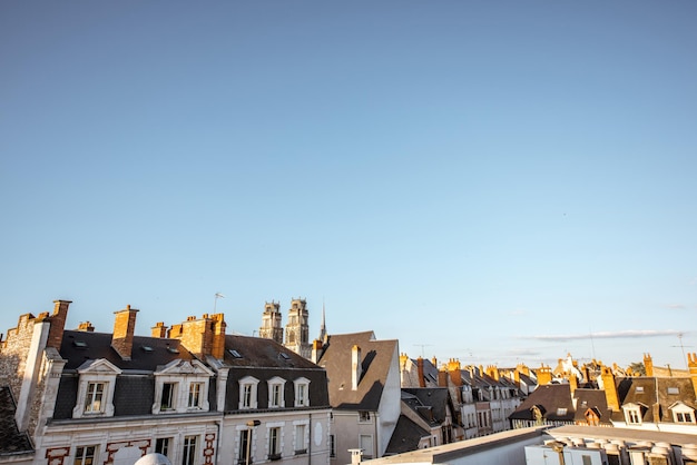 Vue de dessus de paysage urbain sur les vieux bâtiments et la cathédrale pendant le coucher du soleil à Orléans, France. Vue grand angle avec espace de copie