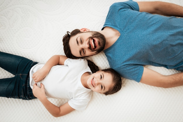 Vue de dessus père et petite fille sur un matelas