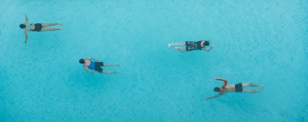 vue de dessus des personnes nageant dans la piscine