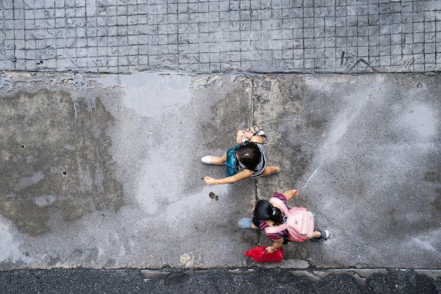 Vue de dessus des personnes voyageant à pied dans la ville