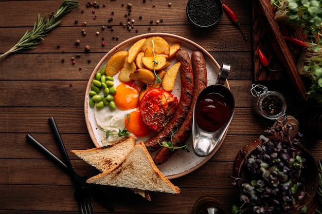 Vue de dessus sur le petit-déjeuner classique avec des œufs au plat et des saucisses