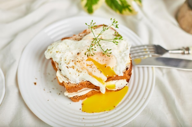 Vue de dessus Petit-déjeuner sur des draps blancs Bonjour toast avec café aux œufs pochés