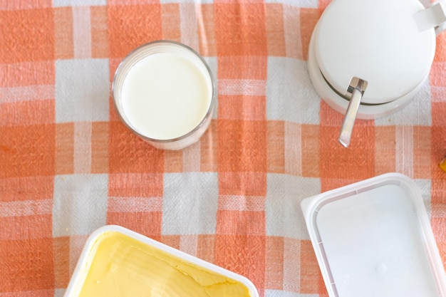 Vue de dessus d'un petit déjeuner à partir d'un verre de lait et de beurre