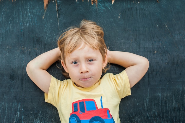 Vue de dessus d'un petit garçon enfant blond avec un espace pour le texte