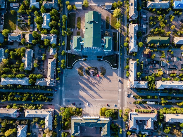 Vue de dessus de la petite place de la ville