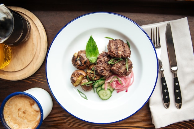 Vue de dessus sur les petites escalopes et champignons grillés