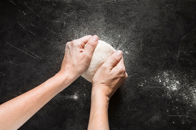 Photo vue de dessus pétrir la pâte à pizza