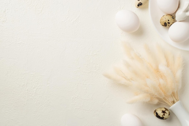 Vue de dessus photo de décorations de pâques vase blanc avec assiette de fleurs lagurus avec lapin de pâques en céramique et oeufs sur fond blanc isolé avec espace vide