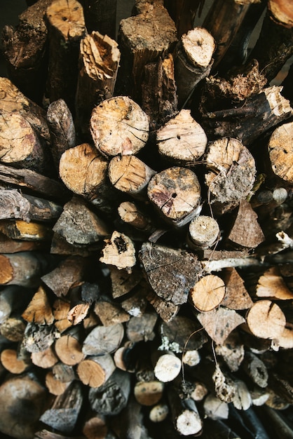 Vue de dessus de la pile de bûches de bois séchées et brûlées pour un camp de pompiers dans le village Akha de Maejantai sur la colline de Chiang Mai, en Thaïlande.