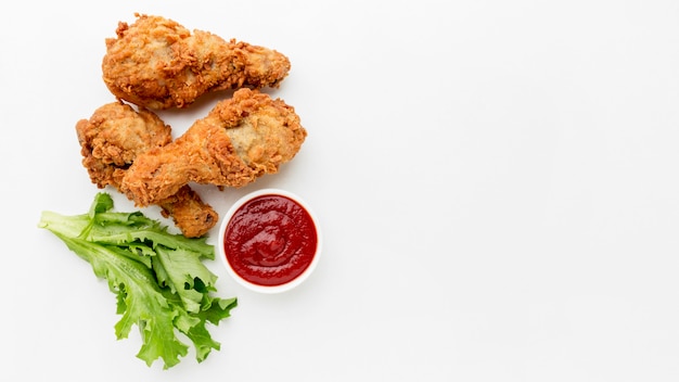 Vue de dessus Pilons de poulet frit avec ketchup et copy-space