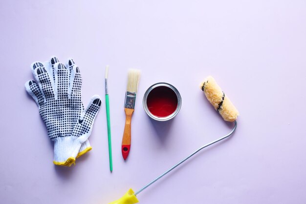 Vue de dessus d'un pinceau gants et peinture sur table