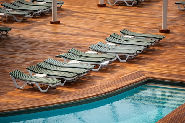 Vue de dessus de la piscine vide avec chaises longues à l'hôtel