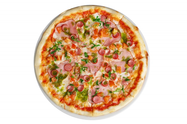 Vue de dessus de pizza au jambon et à la saucisse décorée avec du poivron et du persil