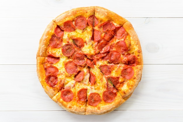 Vue de dessus pizza au pepperoni sur table