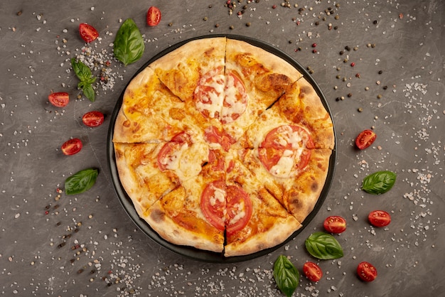 Vue de dessus de la pizza aux tomates et au poivre