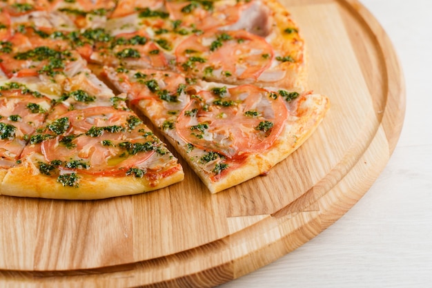 Photo vue de dessus de la pizza coupée sur 8 morceaux et un poussé vers l'avant