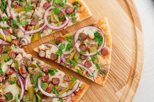 Vue de dessus de la pizza coupée sur 8 morceaux et un poussé vers l'avant