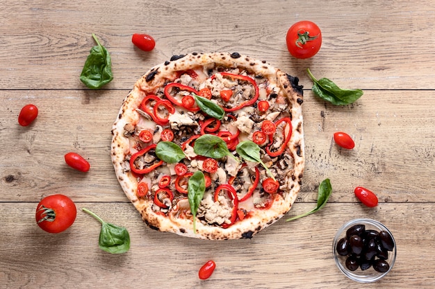 Photo vue de dessus de pizza sur fond de bois