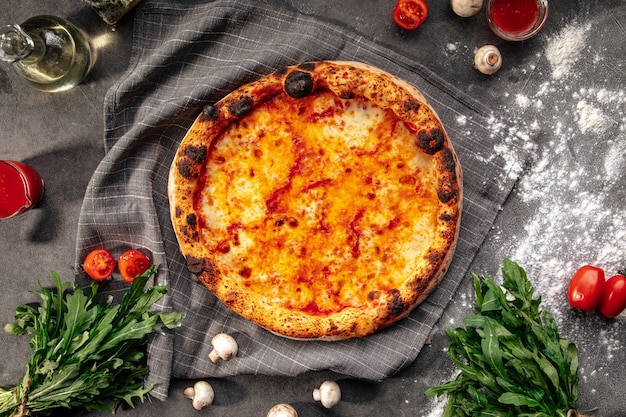 Vue de dessus sur la pizza margherita fraîche néopolitaine