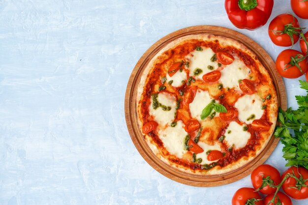 Vue de dessus de la pizza margherita sur surface grise