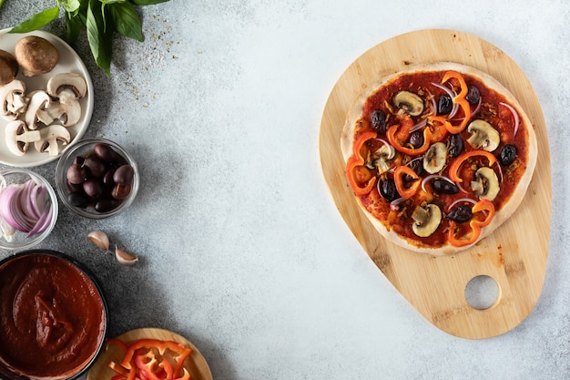 Vue de dessus de la pizza végétarienne aux champignons