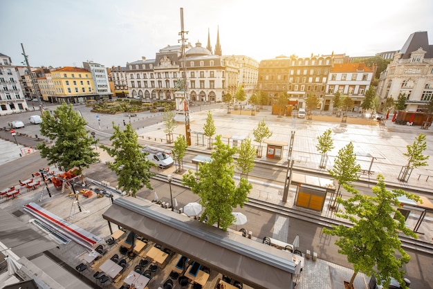 Vue de dessus sur la place Jaude pendant la lumière du matin dans la ville de Clermont-Ferrand dans le centre de la France