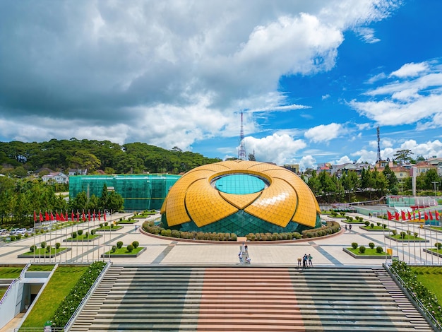 Vue de dessus de la place Lam Vien au bord du lac Xuan Huong Au Vietnam Da Lat est une destination populaire attirant des milliers de touristes Développement urbain texture parcs verts et lac de la ville