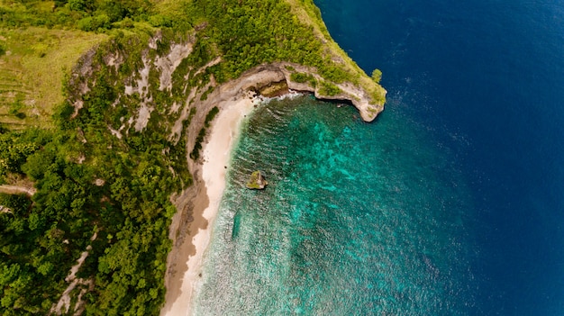 Vue de dessus de la plage déserte à peine accessible