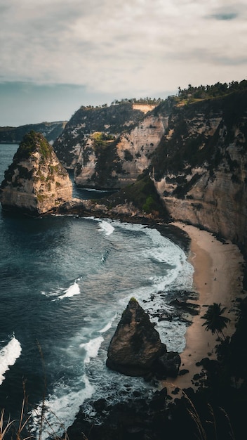 Vue de dessus sur la plage de Diamon sur l'île de Nusa Penida, Bali