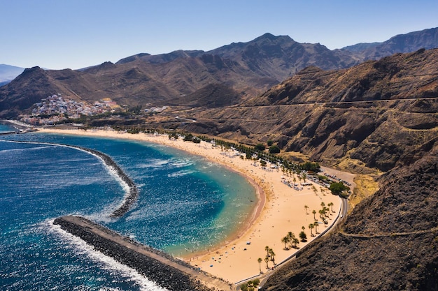 Vue de dessus de la plage de Las Teresitas avec du sable jaune Près de la ville de Santa Cruz de Tenerife Tenerife Îles Canaries