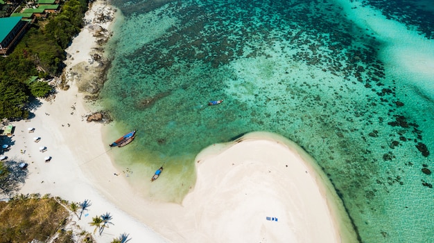 Vue de dessus de la plage de lever du soleil sur l'île de Koh Lipe à Satun, Thaïlande