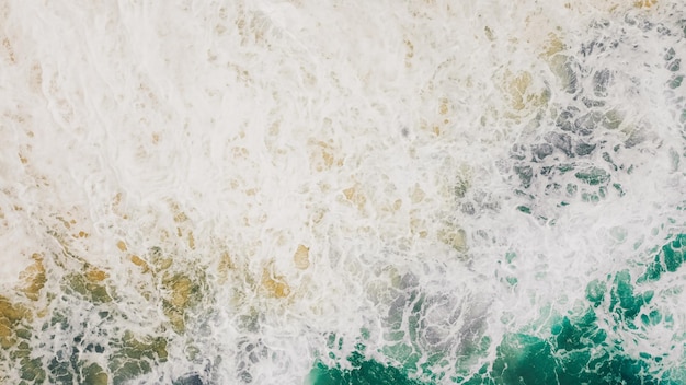 Vue de dessus de plage avec mousse à vagues