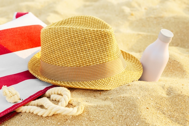 Vue de dessus de la plage de sable avec accessoires d&#39;été