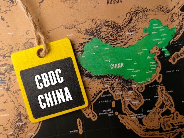 Photo vue de dessus planche de bois avec texte cbdc chine sur un fond de carte chine