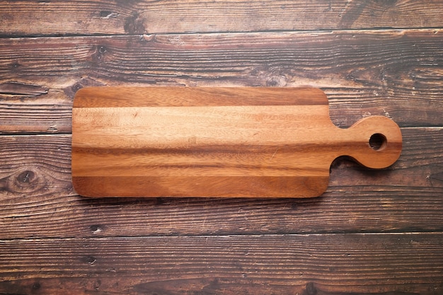 Vue de dessus de la planche à découper en bois sur la table.