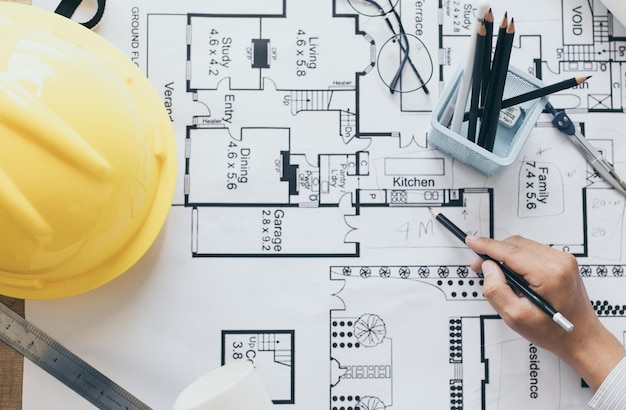 Vue de dessus des plans architecturaux sur le bureau de la table de travail