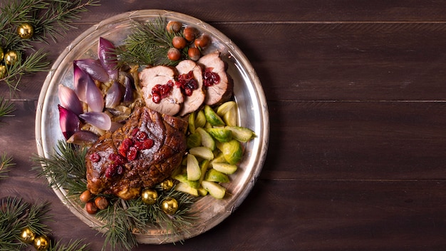 Vue de dessus de la plaque avec steak de Noël et espace copie