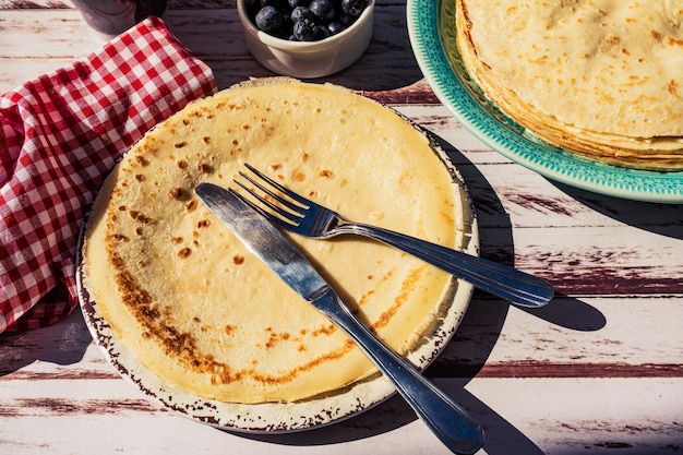 Vue de dessus d'un plat avec des crêpes ou des crêpes sans garniture Concept de saine alimentation