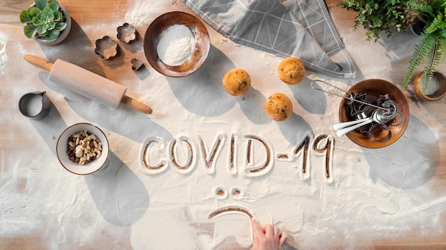 Une vue de dessus à plat des ingrédients de cuisson, impact du coronavirus sur le concept des petites entreprises.