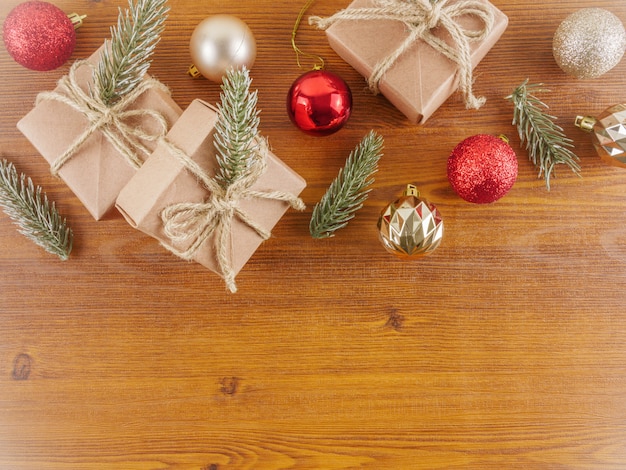 Vue de dessus plat, ornements de Noël sur fond en bois avec espace de copie