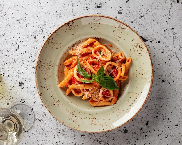 Vue de dessus sur le plat de pâtes penne aux fruits de mer