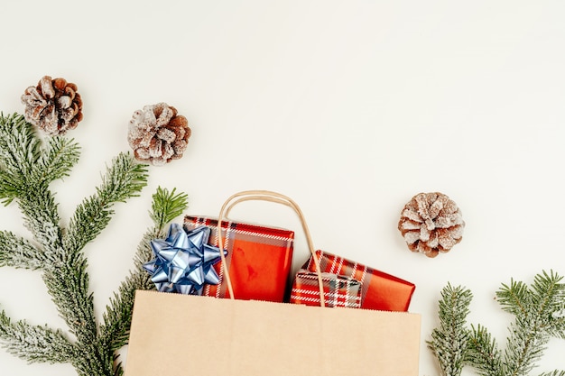 Vue de dessus, plat poser de cadeaux de Noël rouges sur blanc